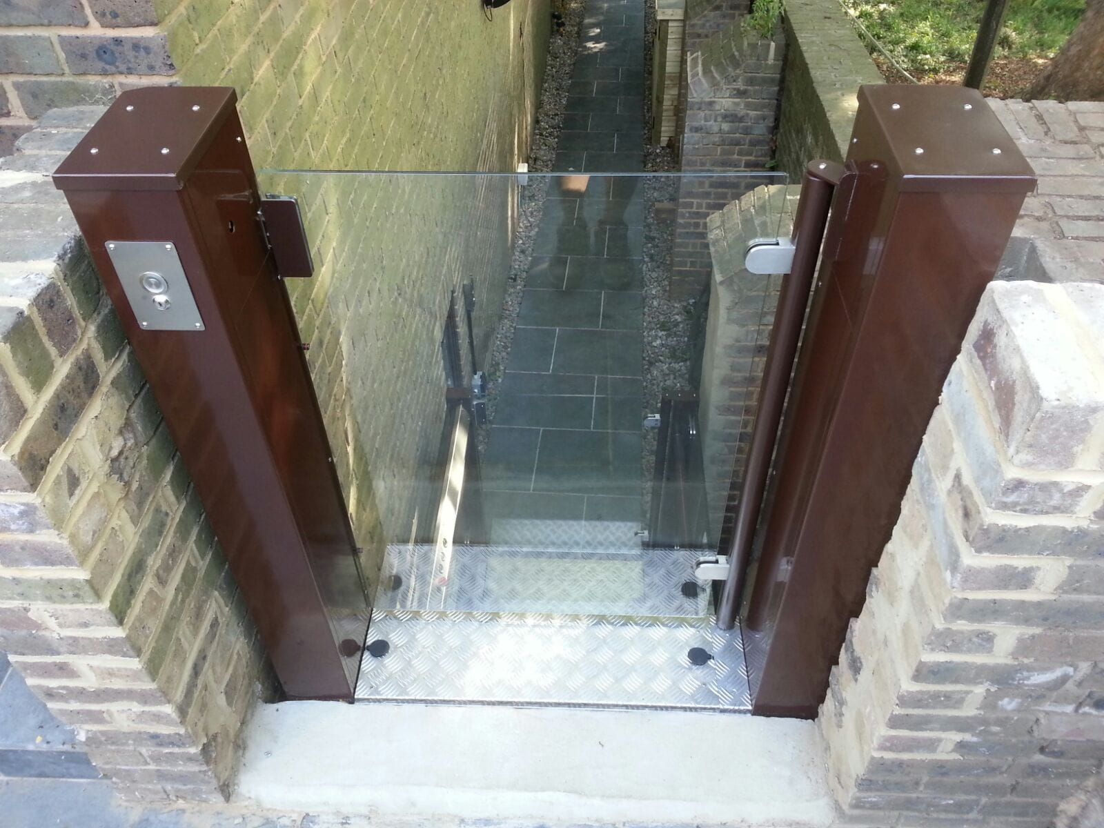 Outdoor Alley Lift - Level Lifts
